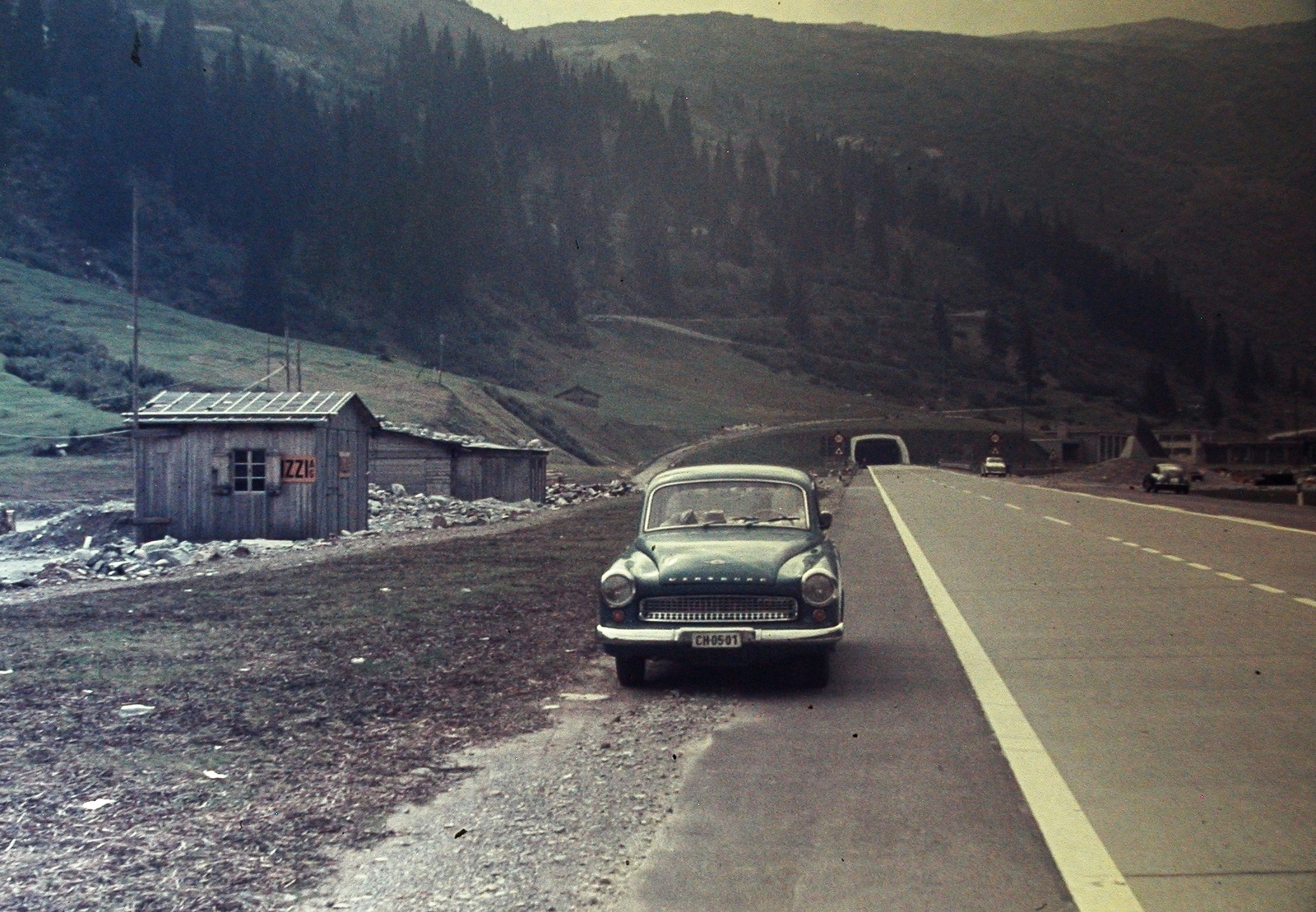 Svájc, a Szent Bernát alagút déli bejárata., 1969, Fortepan, színes, német gyártmány, bódé, Wartburg-márka, alagút, fenyőerdő, országút, hegyoldal, automobil, Wartburg 311/312, rendszám, Fortepan #3375