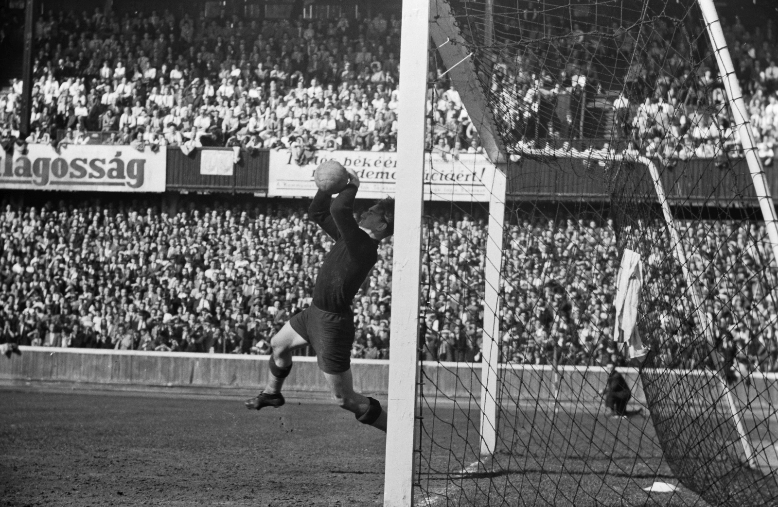 Hungary, Budapest IX., Üllői út, FTC stadion, Ferencváros - Slavia (8:3) húsvéti torna meccs. Henni véd., 1949, Kovács Márton Ernő, football, fan, auditorium, goalkeeper, Budapest, stadium, Fortepan #33751