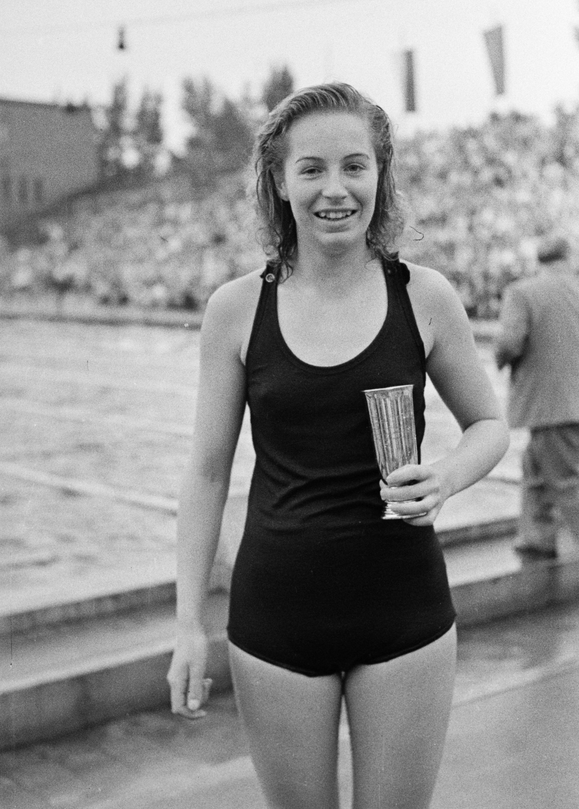Hungary, Margit Islands, Budapest, Hajós Alfréd Nemzeti Sportuszoda. Szőke Kató későbbi kétszeres olimpiai bajnok úszó az FTC 50 éves jubileuma alkalmából rendezett versenyen., 1949, Kovács Márton Ernő, portrait, celebrity, bathing suit, swimmer, woman, cup, Fortepan #33773