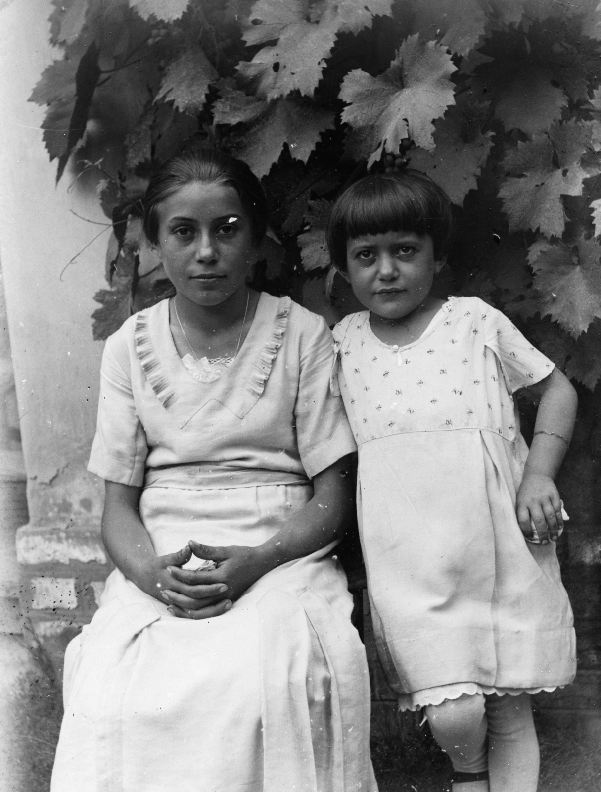 Hungary, Dabrony, 1933, Körmendy Pál, yard, summer, grape, girl, woman, double portrait, Fortepan #33775