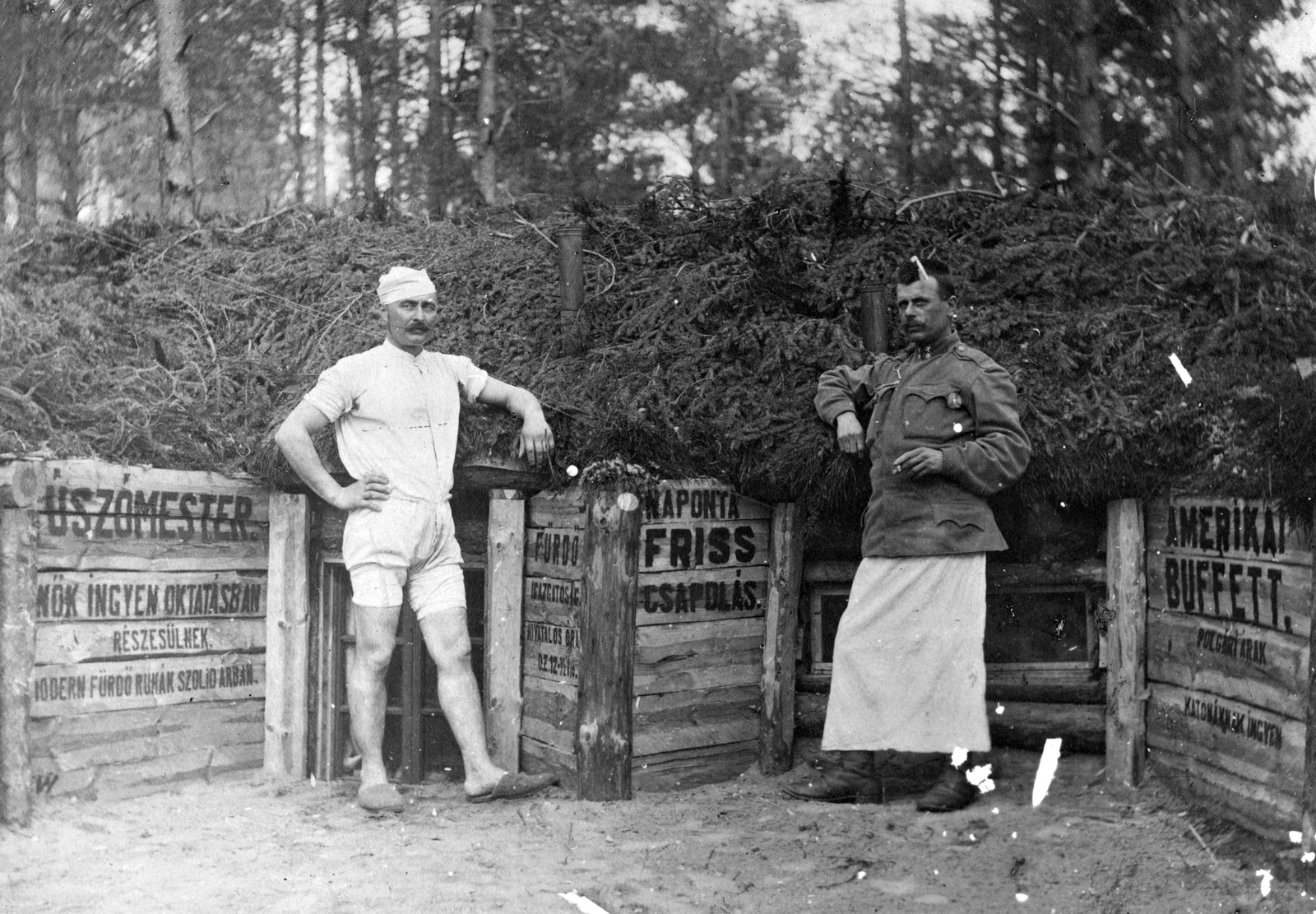 Ukrajna, Haluzija, (ekkor Galuzia), a debreceni 2. huszárezred pihenőállása., 1916, Jankó Attila, első világháború, erdő, férfiak, humor, úszómester, Fortepan #33798