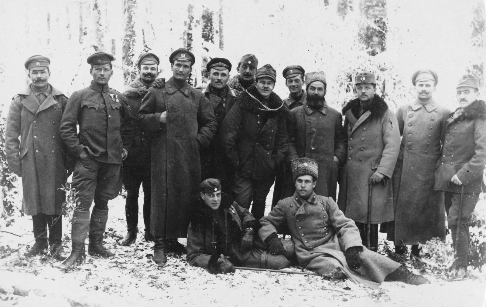 1917, Jankó Attila, First World War, woods, winter, uniform, tableau, men, hand-in-waistcoat, arms around shoulders, prop up on elbows, Fortepan #33806