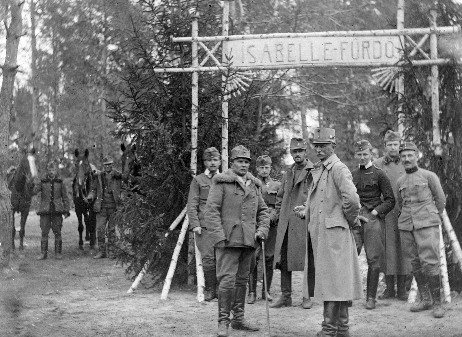 Ukrajna, Haluzija, (ekkor Galuzia), a debreceni 2. huszárezred pihenőállása., 1916, Jankó Attila, első világháború, erdő, egyenruha, ló, csoportkép, férfiak, sétabot, humor, Fortepan #33807