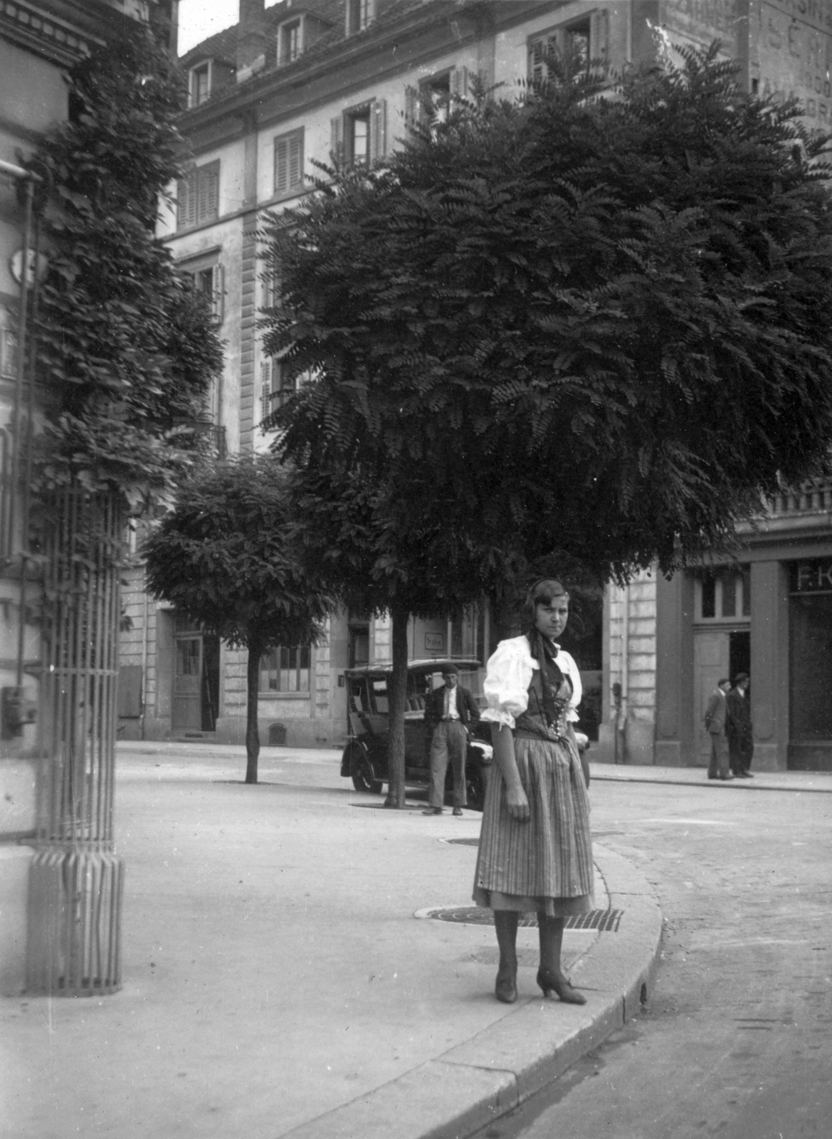 1934, Pohl Pálma, portré, utcakép, népviselet, nő, favédő, Fortepan #33847