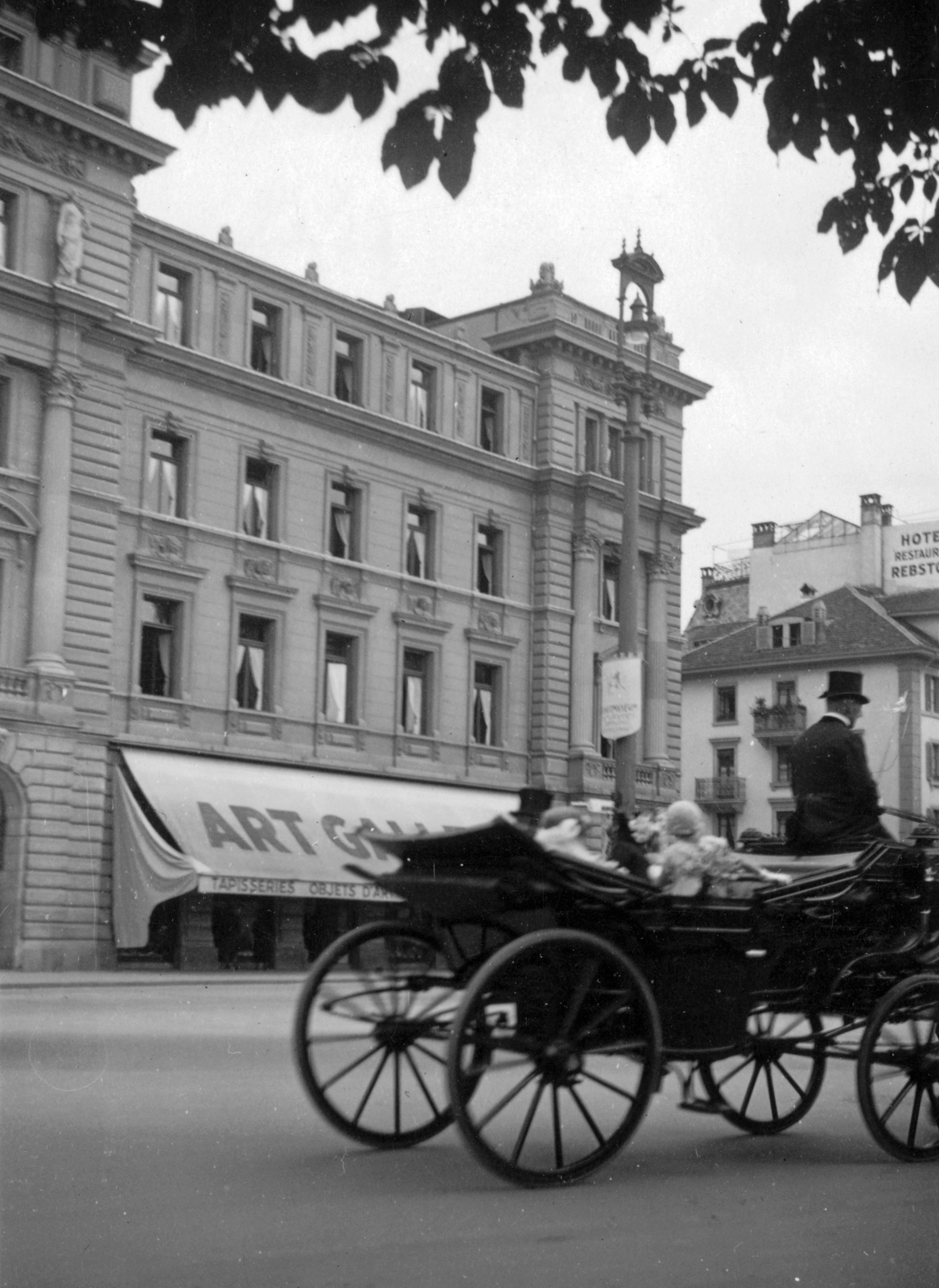 Switzerland, Luzern, a Schweizerhofquai a St. Leodegarstrasse felé nézve., 1934, Pohl Pálma, Horse-drawn carriage, gallery, awning, Fortepan #33848