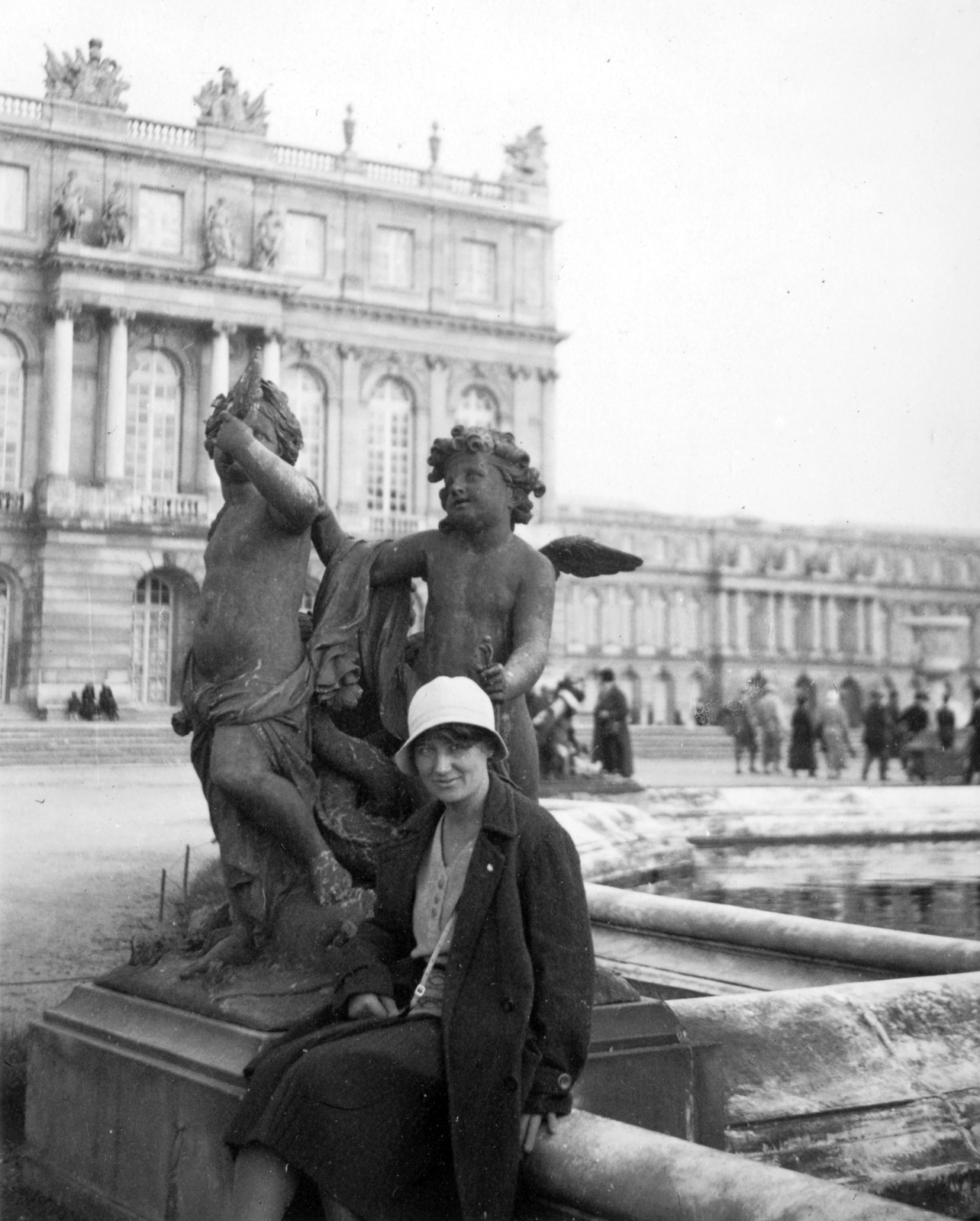France, Versailles, 1934, Pohl Pálma, portrait, pool, castle, sculpture, woman, angel, Fortepan #33851