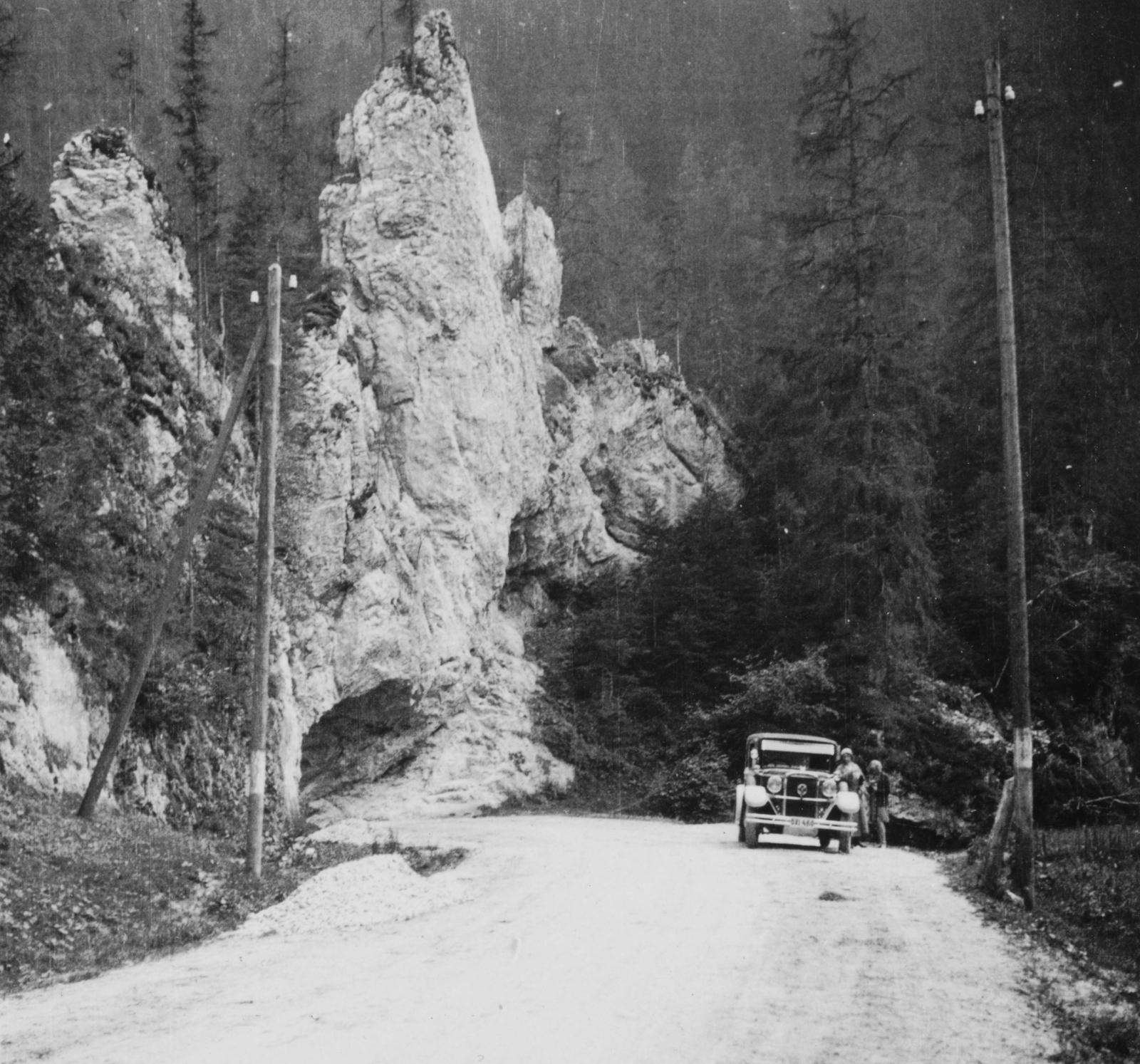 Slovakia, Stratená, Sztracenai völgy, kőkapu., 1934, Pohl Pálma, Czechoslovakia, Czechoslovak brand, underpass, automobile, Praga-brand, Upper Hungary, Fortepan #33864