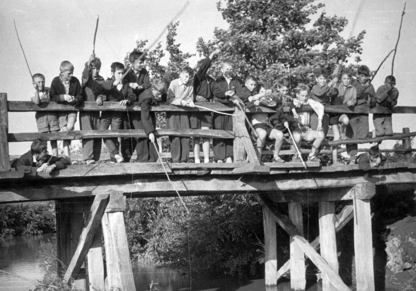 1952, Bejczy Sándor, bridge, tableau, fishing, kids, wooden bridge, wooden structure, Fortepan #33871