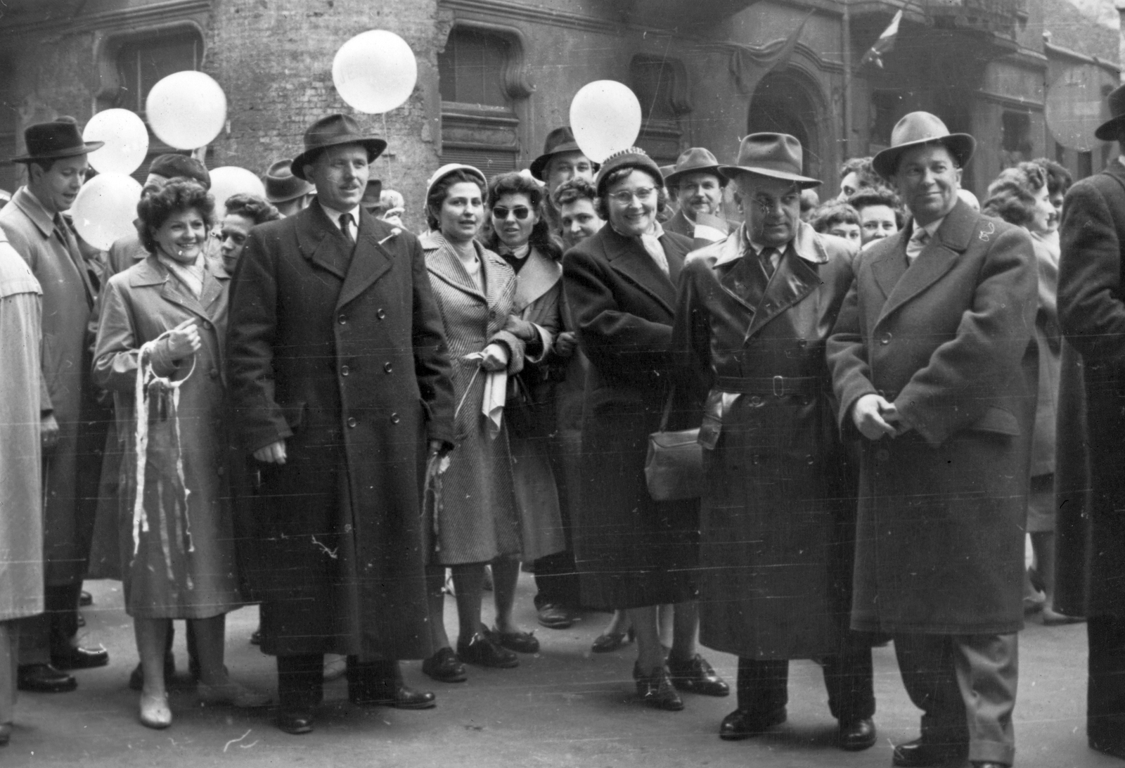 Hungary, Budapest VII., Wesselényi utca - Síp utca sarok., 1958, Bejczy Sándor, hat, tableau, glasses, baloon, handbag, coat, Budapest, double-breasted coat, Fortepan #33872