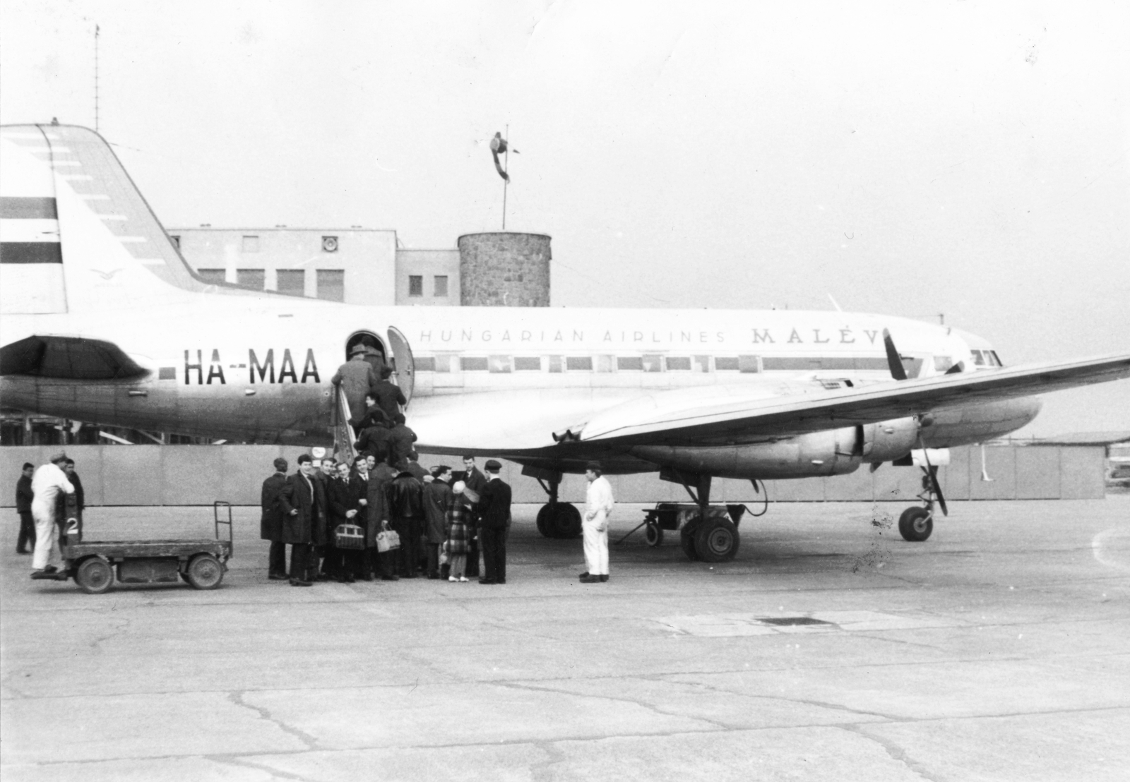 Hungary, Ferihegy (now - Ferenc Liszt) International Airport, Budapest XVIII., MALÉV IL-14M repülőgép., 1966, Bejczy Sándor, transport, airplane, airport, Ilyushin-brand, Hungarian Airlines, Budapest, Fortepan #33877