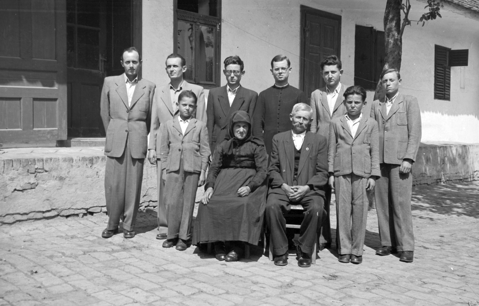 Hungary, Bátaszék, Deák Ferenc utca 63. udvara., 1951, Pálinkás Zsolt, yard, priest, tableau, height chart, Fortepan #33883