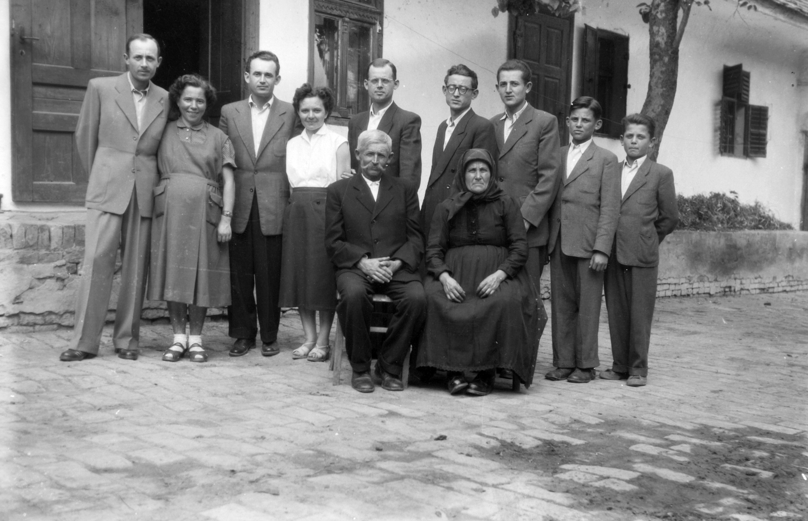 Hungary, Bátaszék, Deák Ferenc utca 63. udvara., 1954, Pálinkás Zsolt, yard, tableau, generations, height chart, Fortepan #33886