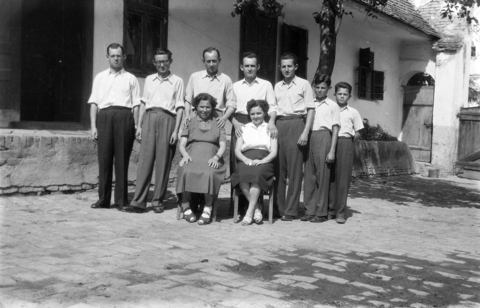 Hungary, Bátaszék, Deák Ferenc utca 63. udvara., 1952, Pálinkás Zsolt, yard, tableau, height chart, Fortepan #33888