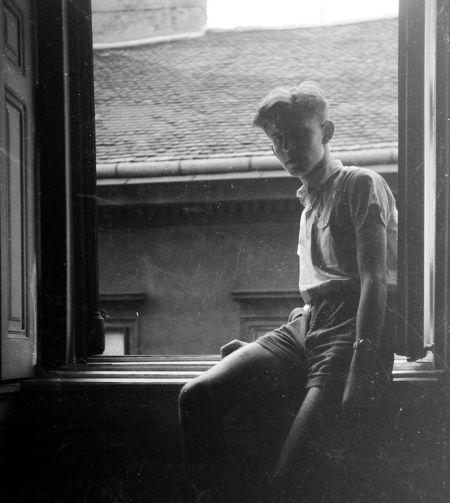 Hungary, Budapest VI., Paulay Ede utca 7-9. II. emeleti lakás, szemben a Paulay Ede utca 6., 1953, Fortepan, portrait, roof, window, boy, backlight, Budapest, sitting on a windowsill, Fortepan #3429