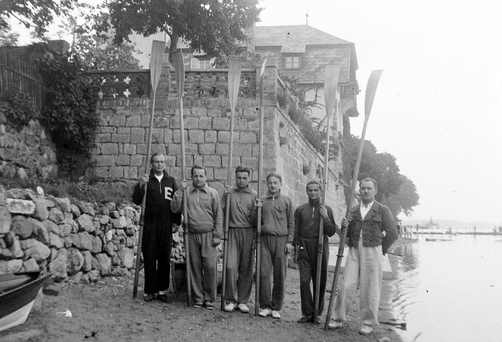 Hungary, Verőce, (Nógrádverőce), Duna-part, háttérben az Ybl Miklós tervezte támfal részlete., 1942, Fortepan, tableau, men, shore, paddle, sweater, Fortepan #3490