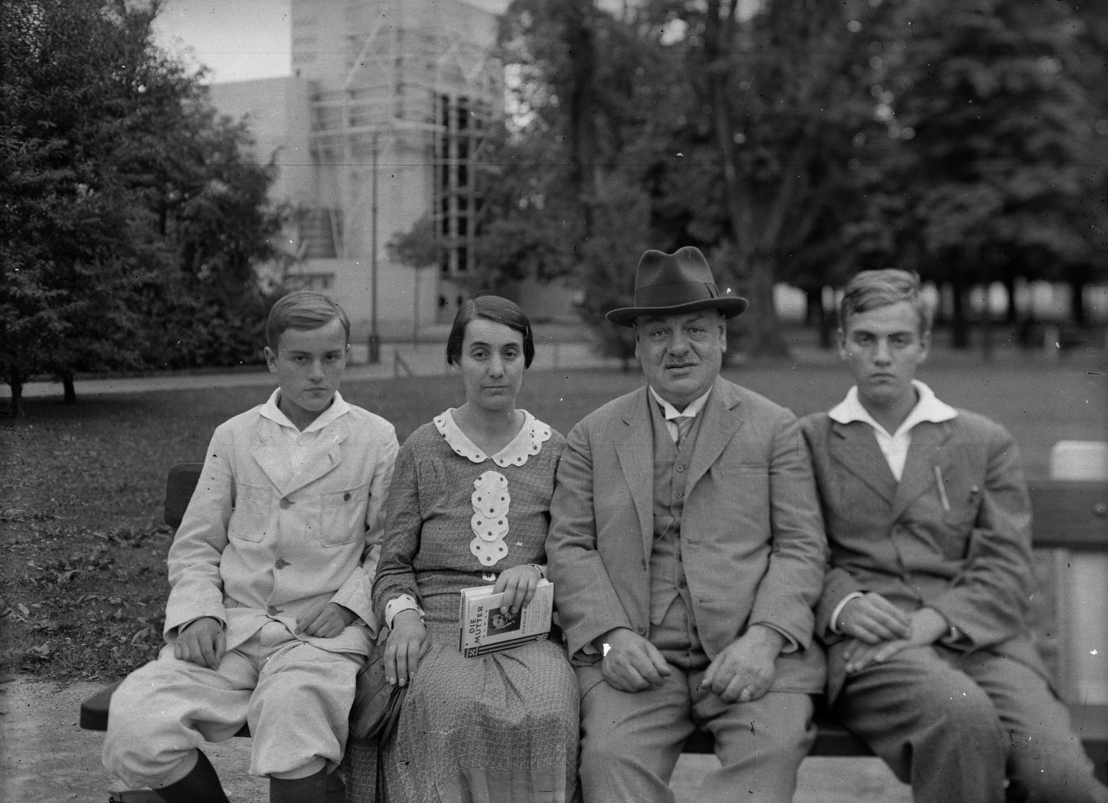 Hungary, Városmajor, Budapest XII., háttérben a Jézus Szíve-templom., 1943, Fortepan, church, family, book, construction, bench, Budapest, Aladár Árkay-design, Bertalan Árkay-design, renovation, Sholem Asch-portrayal, Fortepan #3502