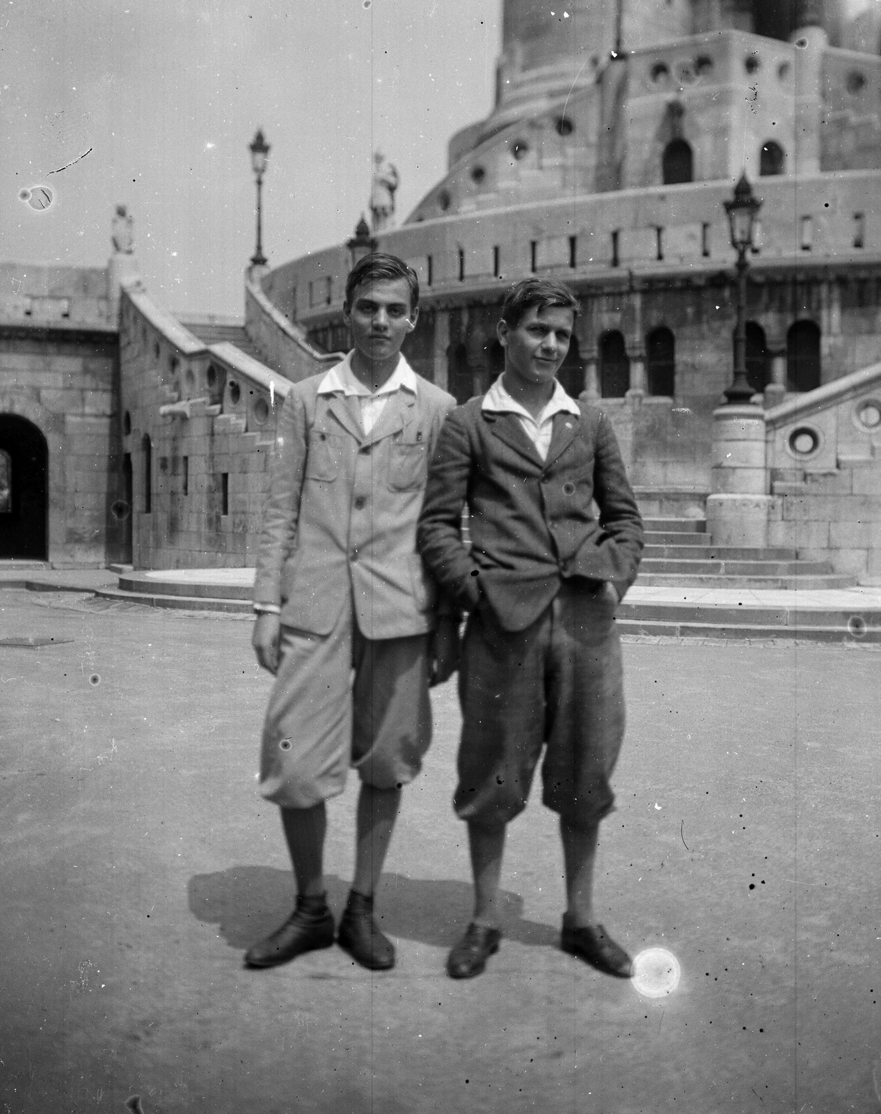 Hungary, Halászbástya, Budapest I., 1929, Fortepan, fashion, Frigyes Schulek-design, boys, double portrait, Budapest, hands in pockets, Fortepan #3506