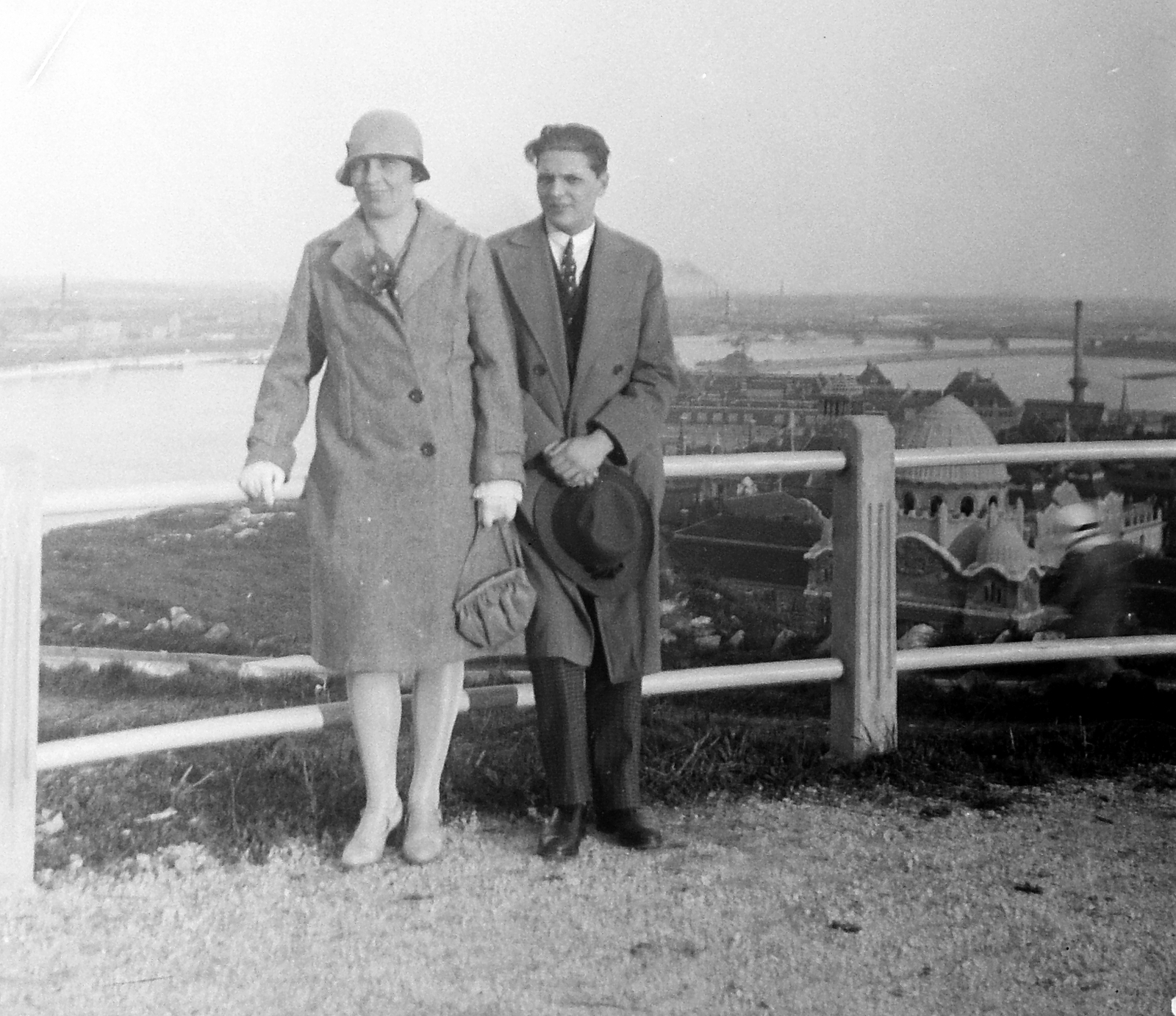 Hungary, Budapest XI., kilátás a Lágymányosi-tó és az Összekötő vasúti híd felé, előtérben a Gellért szálló., 1928, Fortepan, handbag, Budapest, hat in hand, Fortepan #3509