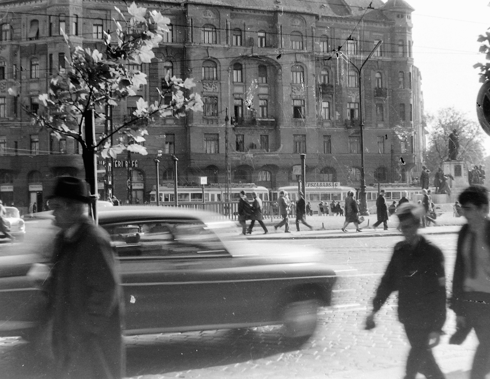 Magyarország, Budapest XI., Móricz Zsigmond körtér., 1969, Fortepan, forgalom, szobor, utcakép, életkép, villamos, lámpaoszlop, automobil, FSO Warszawa 223, Ganz UV, Budapest, Fortepan #3524