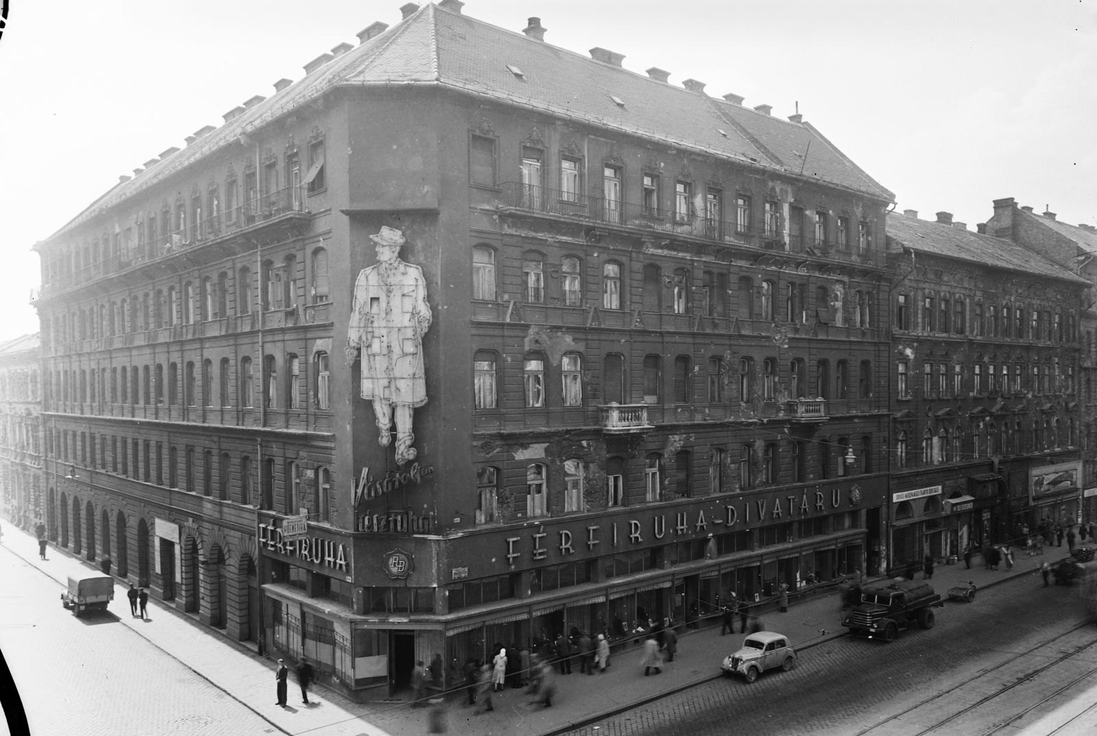 Magyarország, Budapest VIII., Rákóczi út 73., Ruházati Bolt Vállat, Keleti Férfiruhasarok, balra a Berzsenyi utca., 1957, UVATERV, reklám, forgalom, cégtábla, teherautó, utcakép, neonreklám, Csepel-márka, automobil, Budapest, Renault Juvaquatre, Fortepan #3553