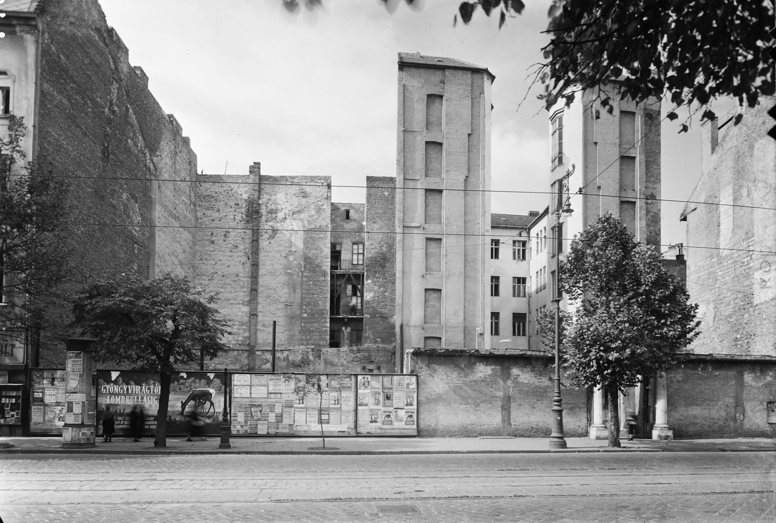 Hungary, Budapest V., Múzeum körút 33. számú ház helye., 1953, UVATERV, poster, ad pillar, firewall, vacant land, Budapest, Fortepan #3555