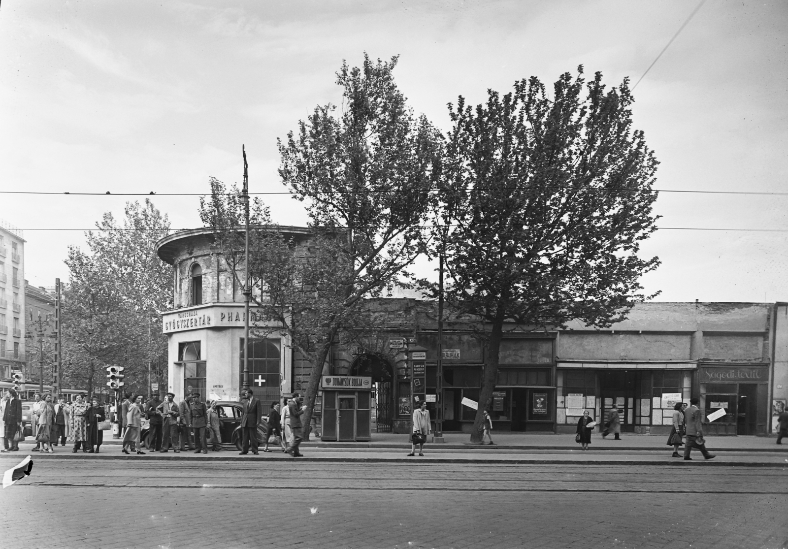 Hungary, Budapest VIII., Astoria kereszteződés, Rákóczi út - Múzeum körút sarok., 1953, UVATERV, signal, pharmacy, tobacco shop, tram stop, Budapest, Fortepan #3557