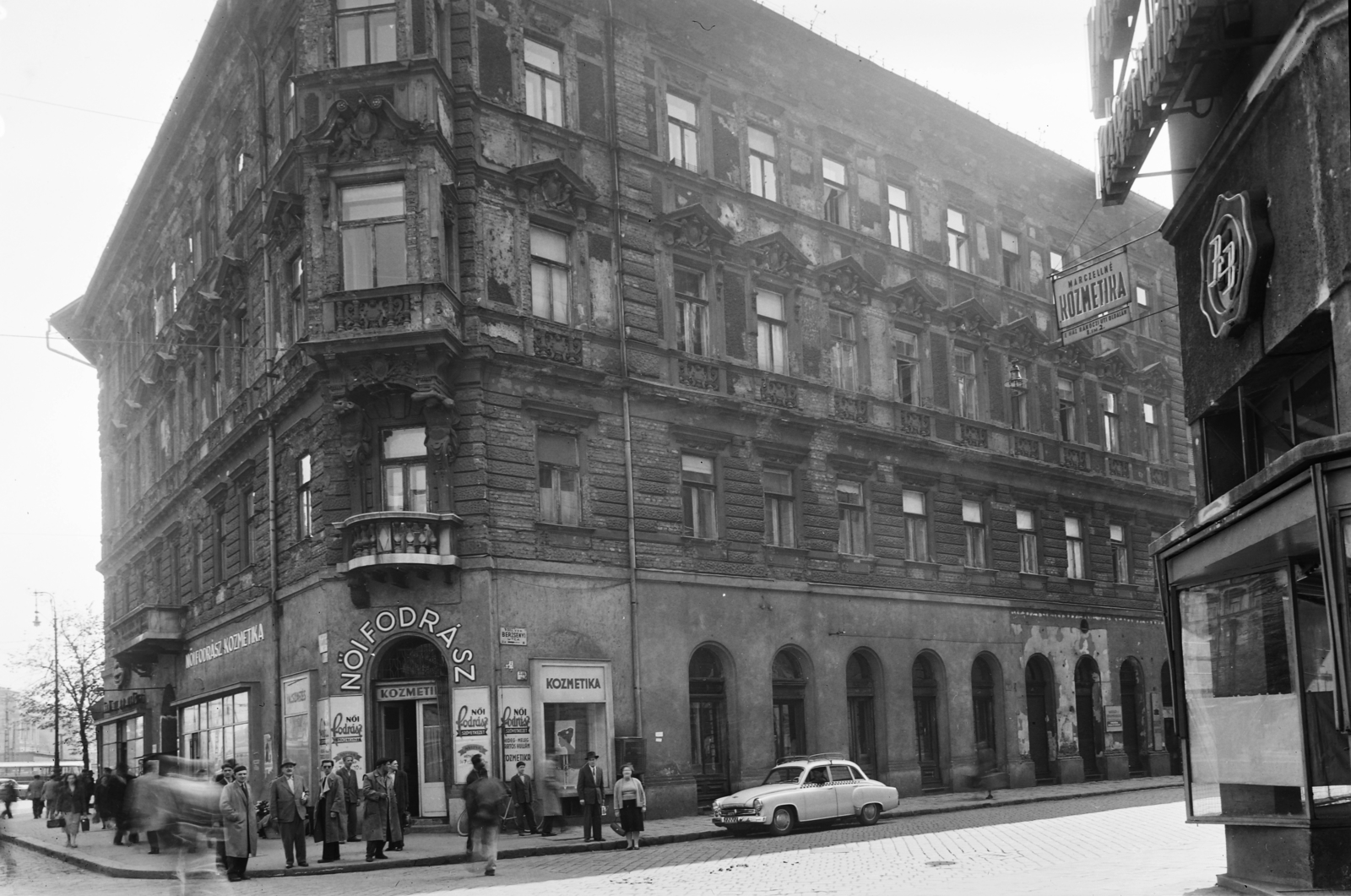 Magyarország, Budapest VIII., Berzsenyi utca - Rákóczi út sarok., 1957, UVATERV, cégtábla, taxi, kozmetika, fodrászat, Wartburg 311/312, rendszám, Budapest, Fortepan #3558