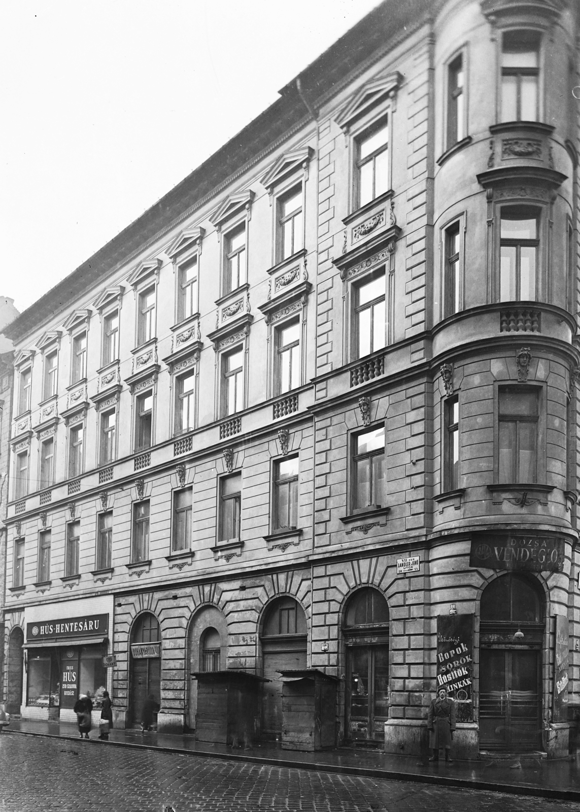 Hungary, Budapest VII., István (Landler Jenő) utca - Dózsa György út sarok., 1958, UVATERV, restaurant, sign-board, cop, tobacco shop, street name sign, Budapest, Fortepan #3560