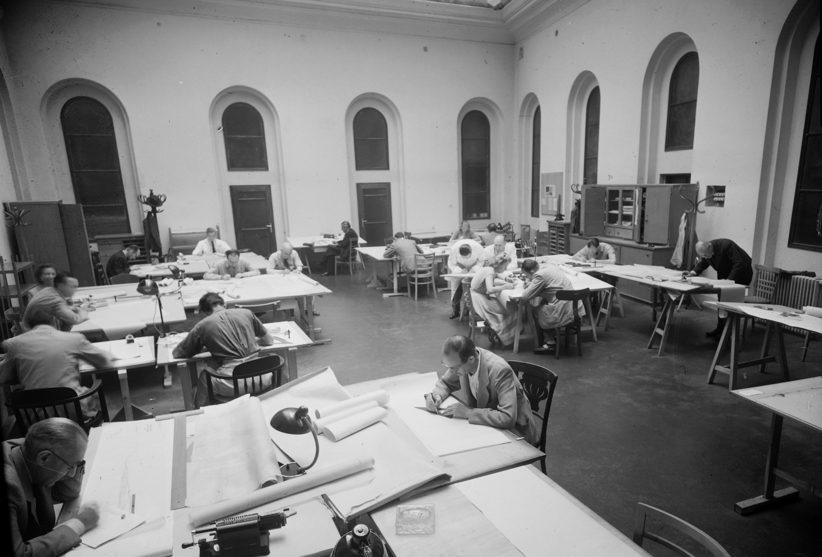 Hungary, Budapest VII., Rákóczi út 58., ÁMTI (Állami Mélyépítési Tervező Intézet) irodaháza (előtte és utána Metropol szálló). "Metropol-akvárium" a hídtervezők üvegtetejű rajzterme., 1949, UVATERV, workplace, office, light, designer, furniture, technical drawing, stationery, interior, coat-stand, calculator, Budapest, Fortepan #3570