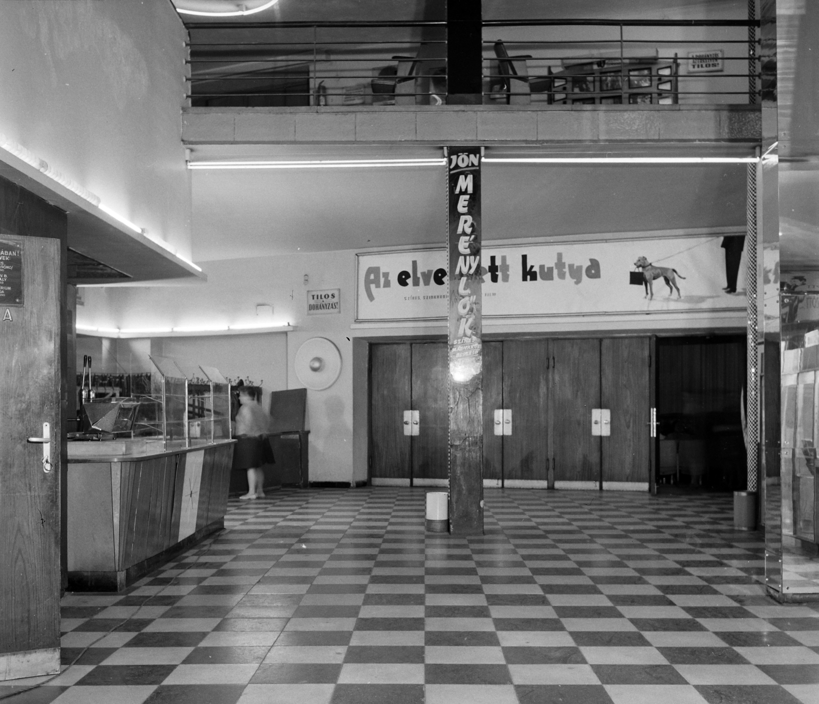 Hungary, Budapest II., Május 1. mozi (később Átrium Film-Színház)., 1974, UVATERV, hospitality, poster, buffet, movie theater, gallery, Budapest, Fortepan #3573