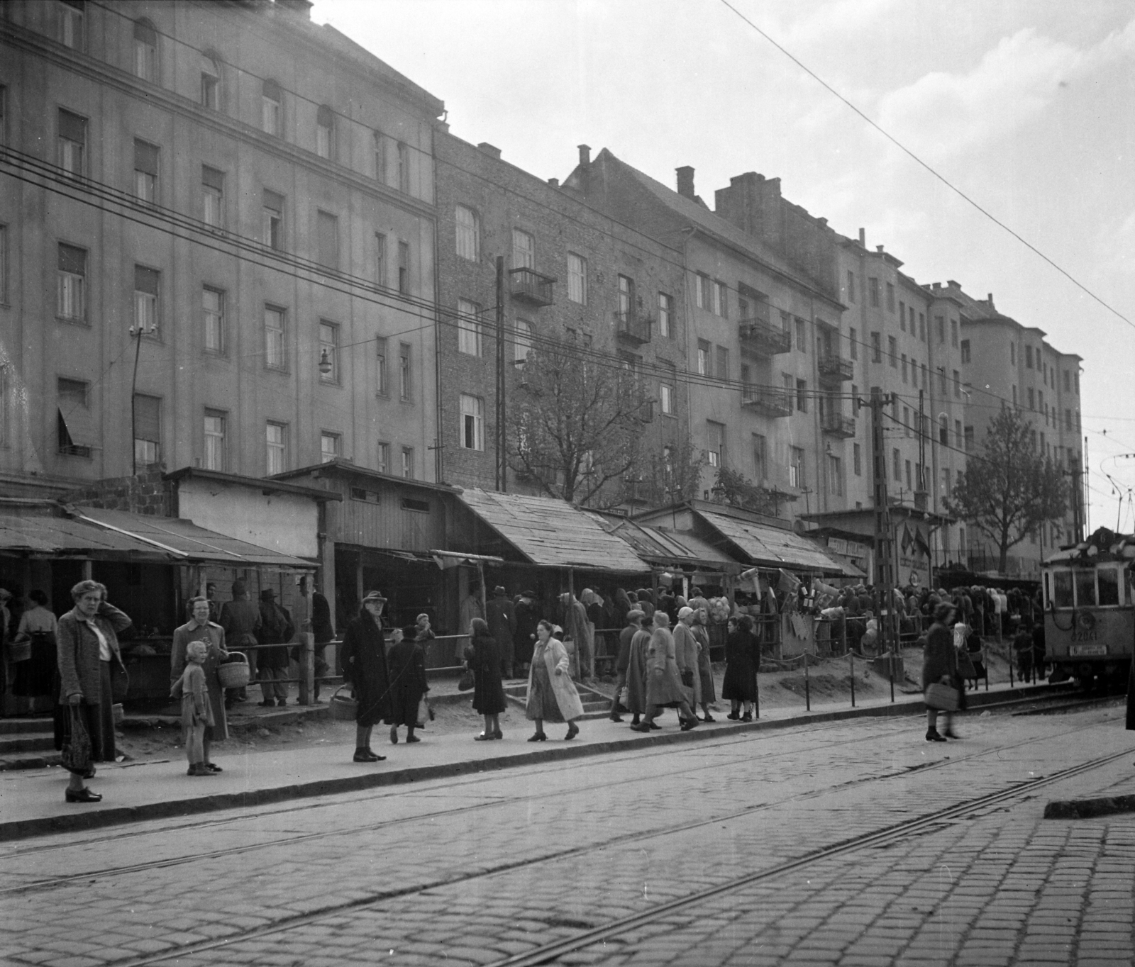 Hungary, Budapest I.,Budapest II., Széll Kálmán (Moszkva) tér, ideiglenes piac a Vérmező út épületeivel., 1951, UVATERV, market, genre painting, tram, fair, Budapest, Fortepan #3579