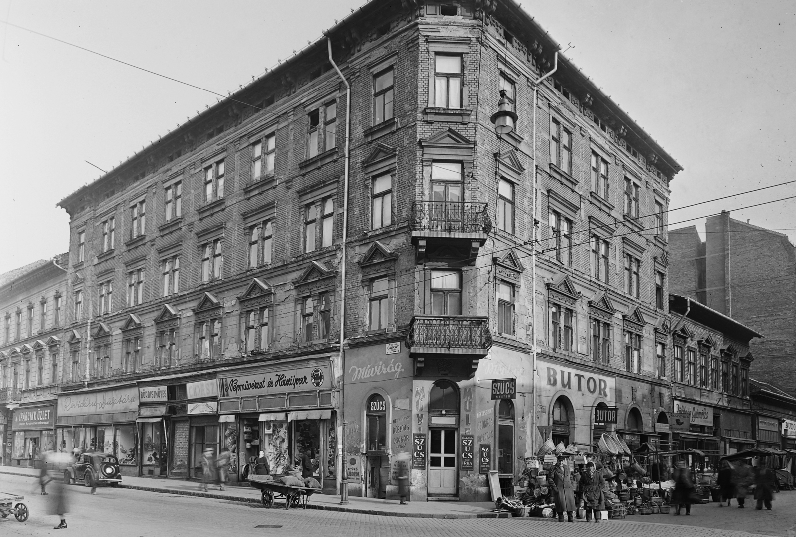 Hungary, Budapest VII., Garay tér - Murányi utca sarok., 1958, UVATERV, trading, sign-board, wicker chair, street view, genre painting, handbarrow, street name sign, seller, furniture shop, greengrocer, artificial flower shop, furrier, upholsterer, wickerwork, cornerhouse, Budapest, Fortepan #3591