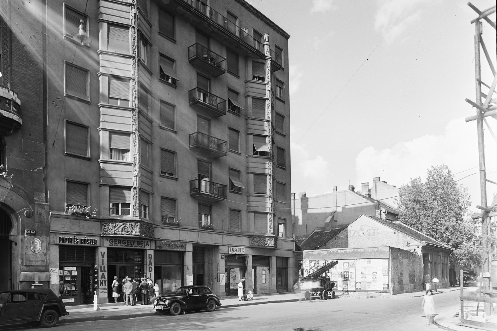 Magyarország, Budapest VIII., Horváth Mihály tér 16., 1958, UVATERV, cégtábla, életkép, Skoda-márka, dzsip, Skoda 1101/1102 Tudor, Skoda 1101 VO/P Colonial, rendszám, Budapest, Fortepan #3595