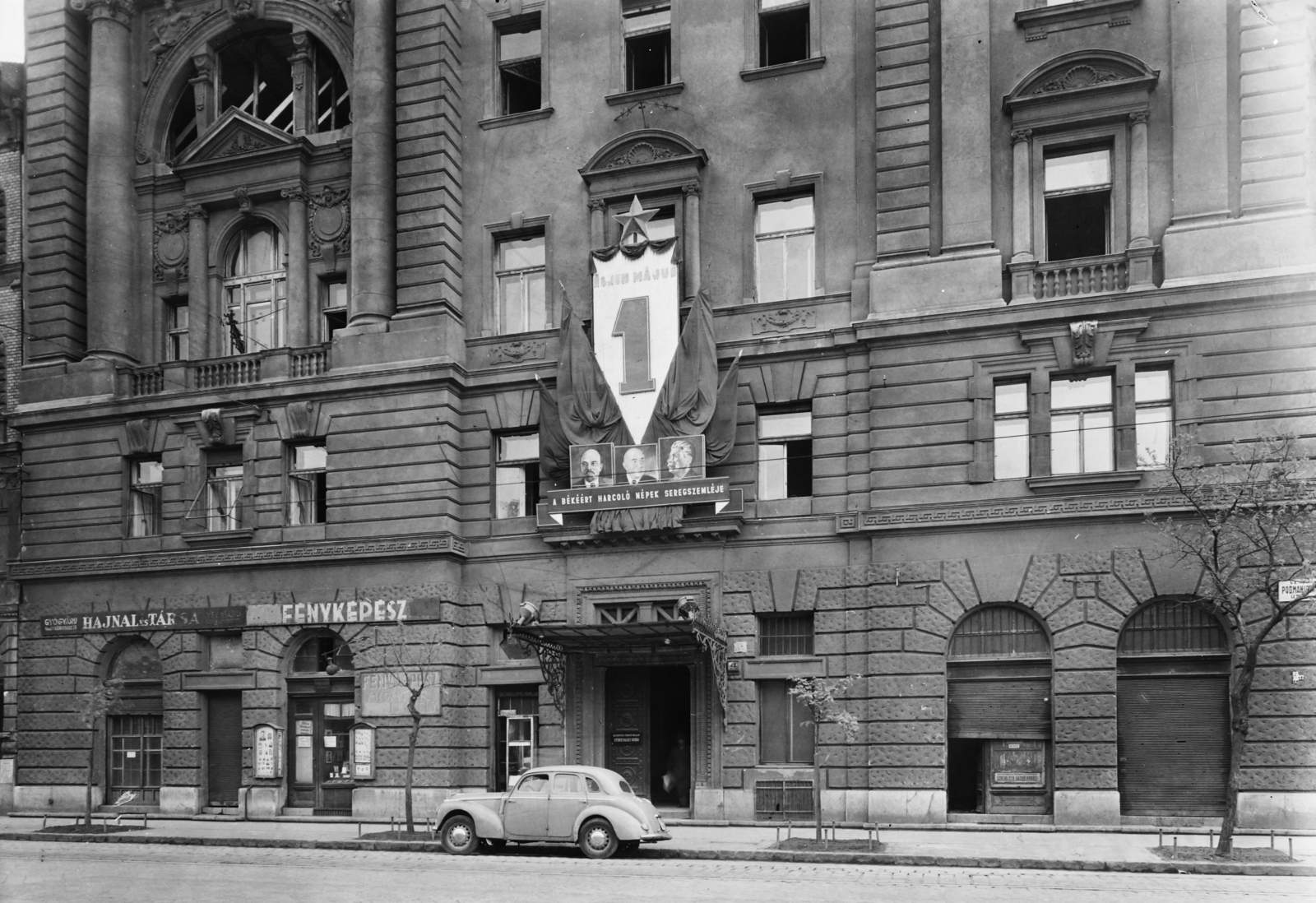 Hungary, Budapest VI., Podmaniczky (Rudas László) utca 45., Mélyépítési Tervező Vállalat, az egykori Magyarországi Symbolikus Nagypáholy épületében., 1951, UVATERV, sign-board, Lenin-portrayal, political decoration, 1st of May parade, automobile, Mátyás Rákosi-portrayal, Joseph Stalin portrayal, photographer, Budapest, freemasonry, Fortepan #3600