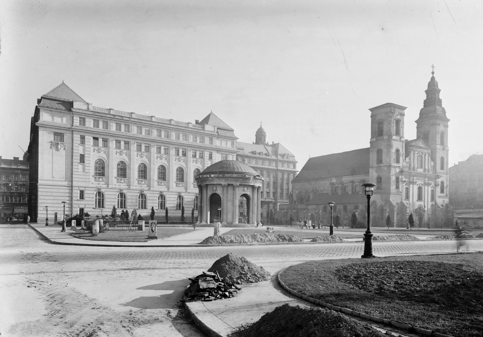 Hungary, Budapest V., Március 15. tér, Erzsébet királyné emlékműve, mögötte az ELTE Bölcsészkar (egykor és ma Piarista Gimnázium és Rendház) épülete. Jobbra a Belvárosi templom., 1953, UVATERV, monument, lamp post, Budapest, Fortepan #3612