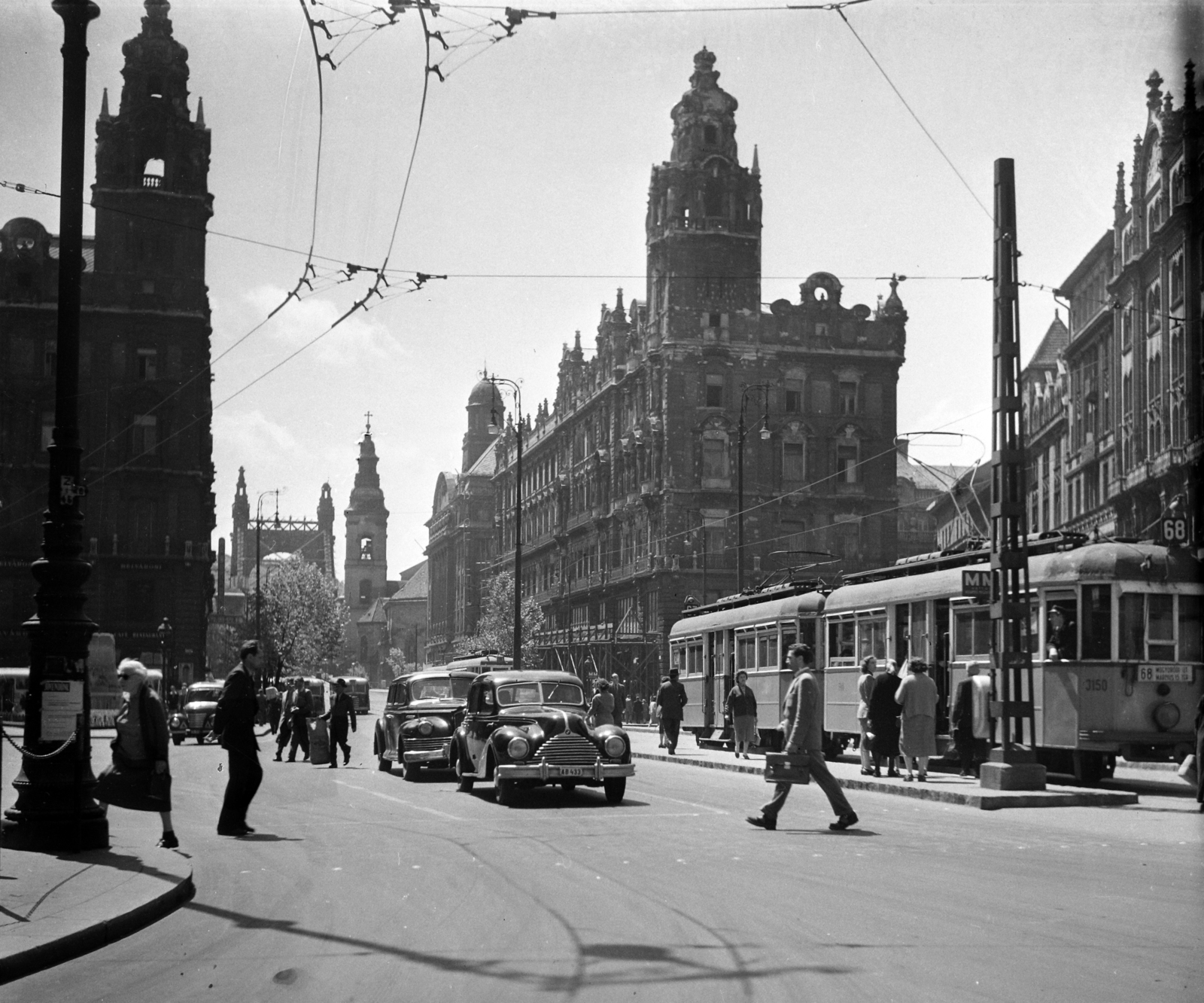 Magyarország, Budapest V., Ferenciek tere (Felszabadulás tér)., 1957, UVATERV, közlekedés, autóbusz, német gyártmány, szovjet gyártmány, magyar gyártmány, villamos, EMW-márka, villamosmegálló, automobil, EMW 340, Zisz-márka, Zisz 110, rendszám, Framo-márka, Ganz-márka, viszonylattábla, középbejáratú villamos, Budapest, viszonylatszám, Fortepan #3614