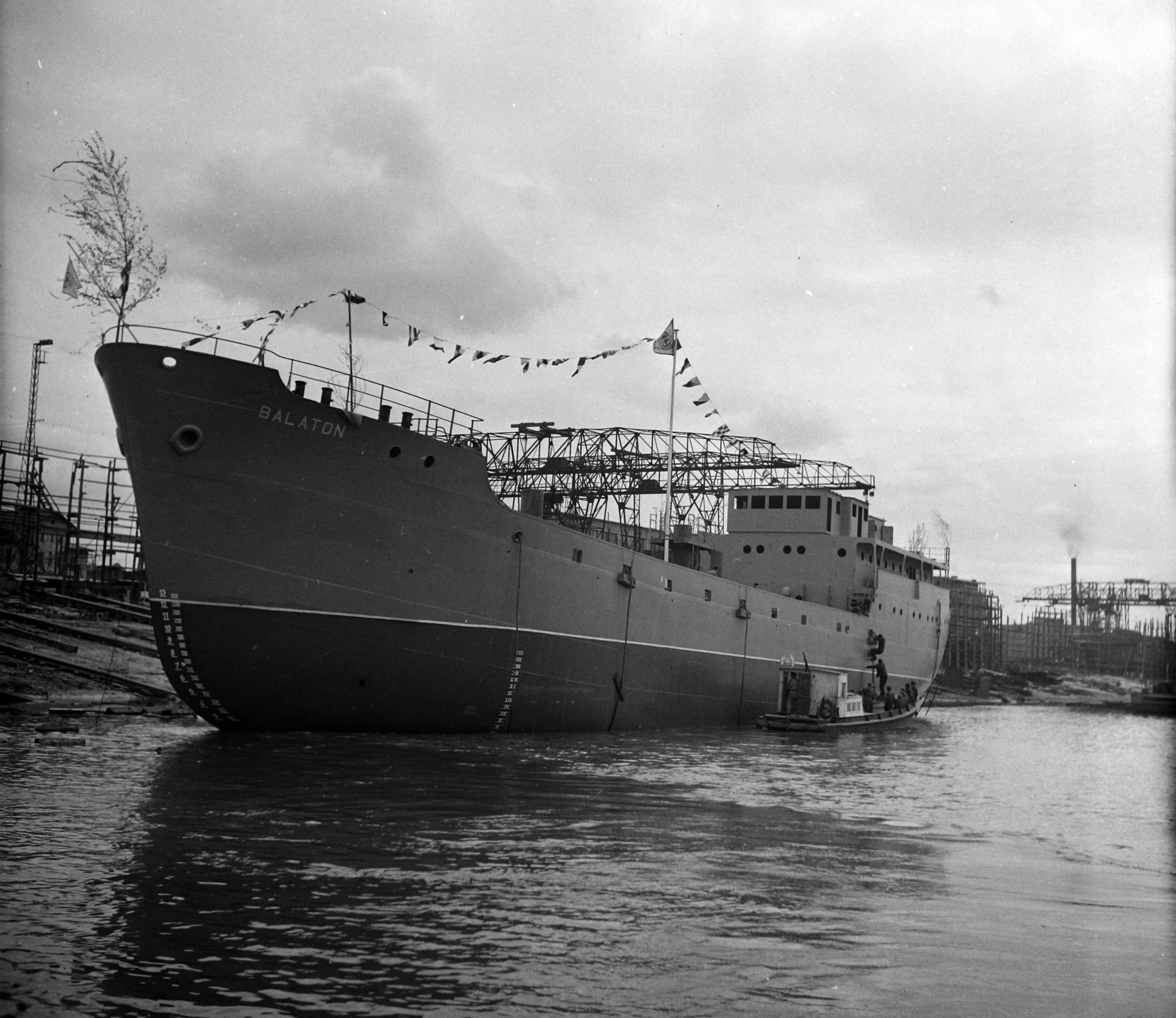 Hungary, Budapest XIII., Újpesti-öböl, a Gheorghiu Dej Hajógyár (később Magyar Hajó- és Darugyár) gyáregysége. A Balaton tengeri áruszállító hajó vízre bocsátás után., 1956, UVATERV, ship, Hungarian brand, shipbuilding industry, Balaton ship, boatyard, Budapest, Fortepan #3619
