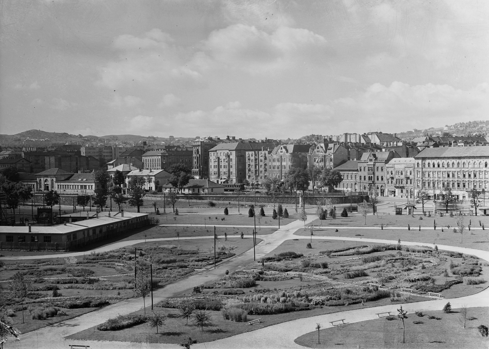 Magyarország, Budapest I., Vérmező, háttérben a Déli pályaudvar és az Alkotás utca házai., 1952, UVATERV, vasút, park, utcakép, hirdetőoszlop, nyilvános WC, kilátás, pavilon, villamosmegálló, vonat, Budapest, Fortepan #3627