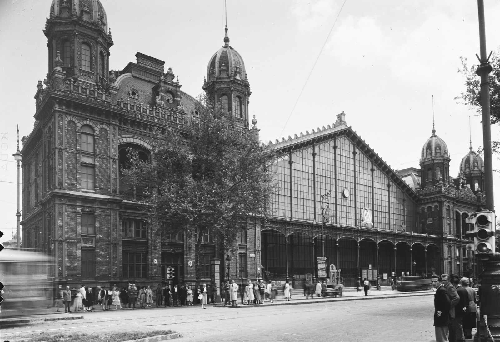 Magyarország, Budapest VI., Nyugati pályaudvar., 1953, UVATERV, vasút, óra, utcakép, életkép, lámpaoszlop, címer, pályaudvar, vörös csillag, villamosmegálló, Budapest, Gustave Eiffel-terv, Rákosi-címer, Fortepan #3628