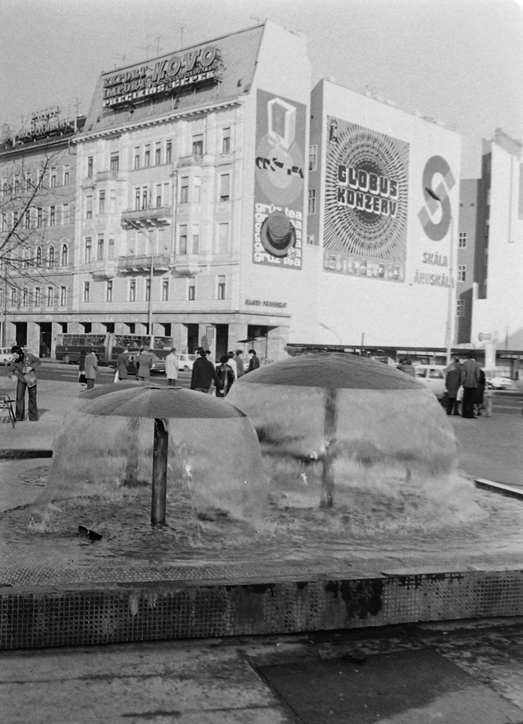 Hungary, Budapest VIII., Blaha Lujza tér., 1977, Fortepan, ad, fountain, Globus-brand, neon sign, Budapest, Skála department store, Fortepan #363