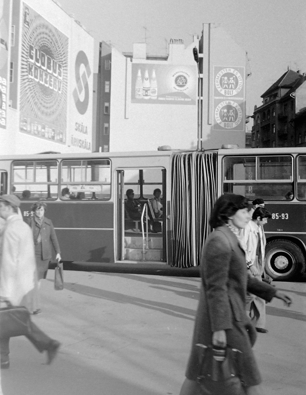 Hungary, Budapest VIII., Blaha Lujza tér., 1977, Fortepan, ad, bus, Hungarian brand, Ikarus-brand, Globus-brand, Budapest, Skála department store, Fortepan #364