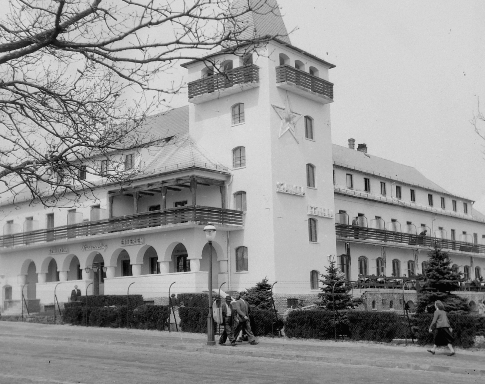 Hungary, untitled, Budapest XII., Rege utca, Vörös Csillag (egykor Golf, később Panoráma) szálloda., 1953, Fortepan, hospitality, pedestrian, street view, hotel, restaurant, lamp post, Red Star, trash can, Budapest, Dezső Lauber-design, László Bereczky-design, Fortepan #3652