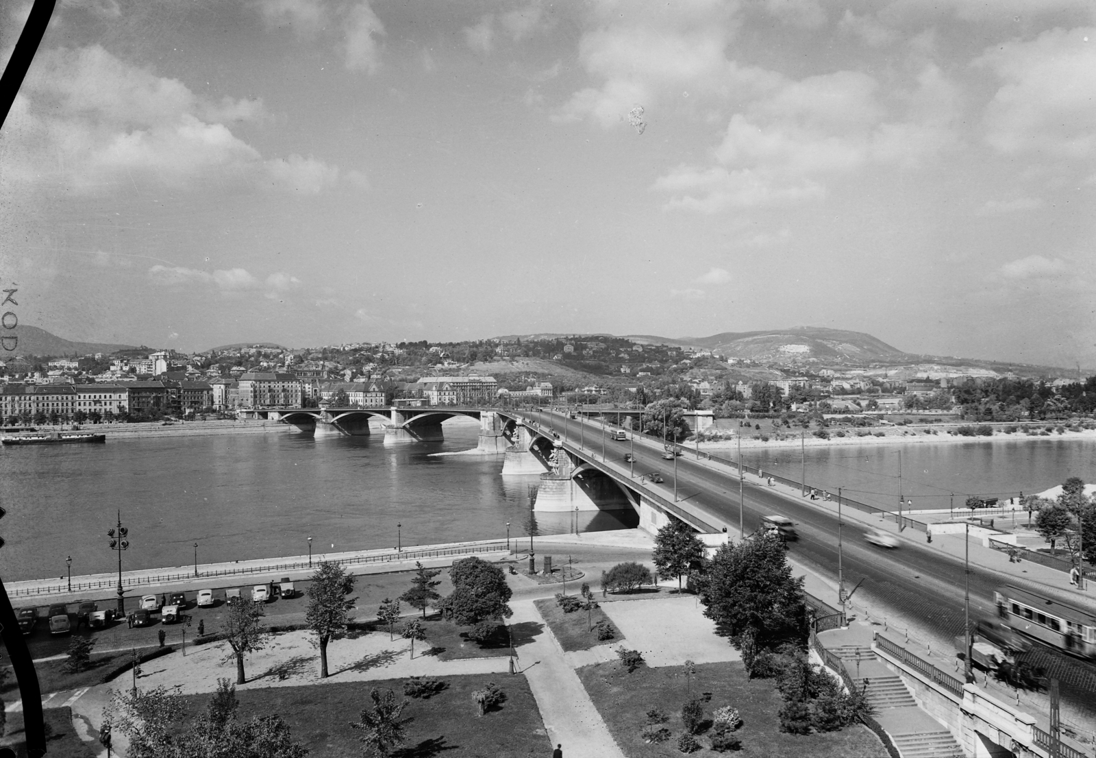Hungary, Budapest V., Margit híd., 1953, UVATERV, bridge, traffic, tram, picture, car park, M20 Pobeda, Danube, Budapest, Ernest Goüin-design, Fortepan #3692
