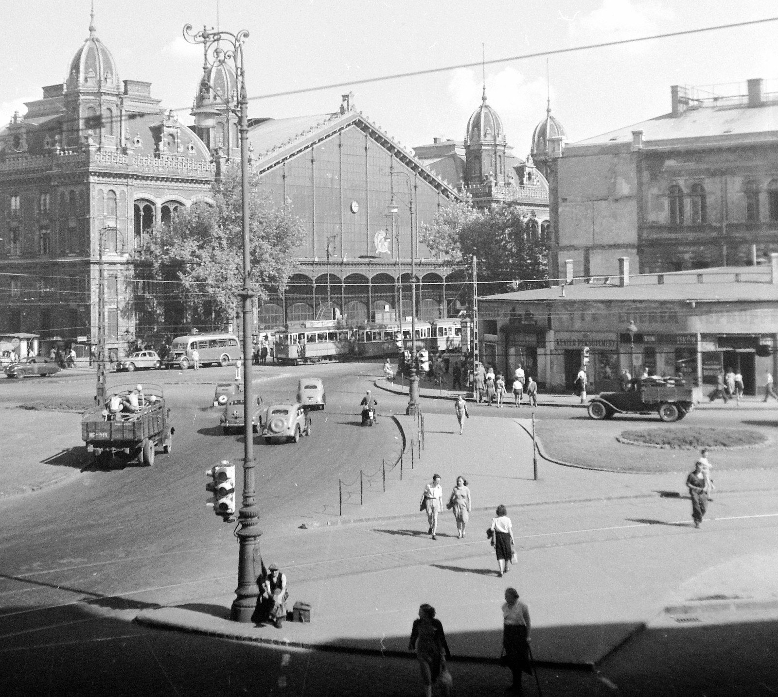 Hungary, Budapest VI., Nyugati (Marx) tér, Nyugati pályaudvar, jobbra a Népbüfé (Ilkovics)., 1953, UVATERV, transport, traffic, bus, Czechoslovak brand, Tatra-brand, candelabra, commercial vehicle, street view, taxicab, Renault-brand, French brand, tram, lamp post, train station, automobile, untitled, Budapest, Gustave Eiffel-design, Rákosi crest, Fortepan #3698