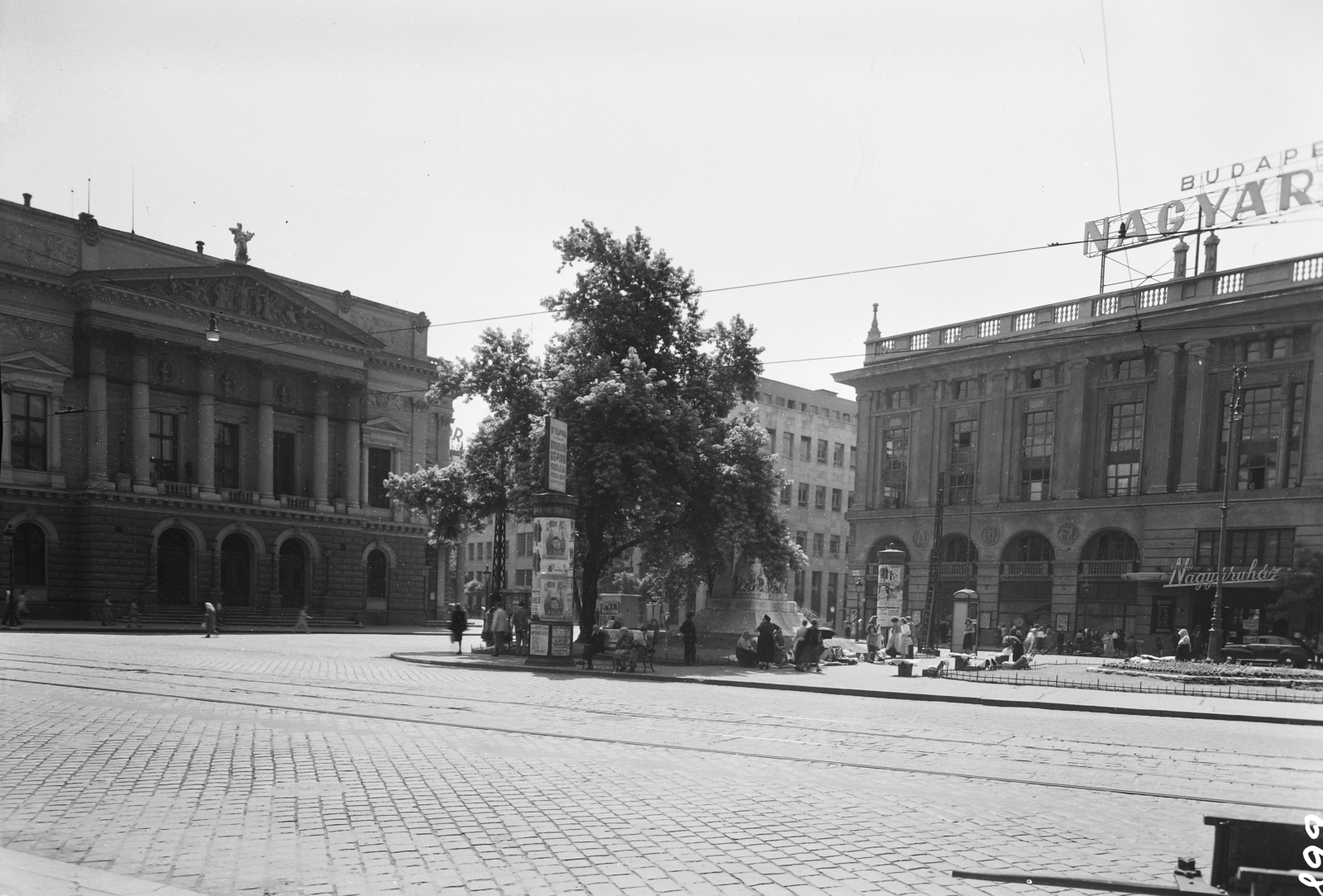 Hungary, Budapest VIII., Blaha Lujza tér, Corvin Áruház (Budapesti Nagyáruház)., 1951, UVATERV, sign-board, ad pillar, phone booth, store, automobile, Budapest, department store, Zoltán Reiss-design, Fortepan #3709