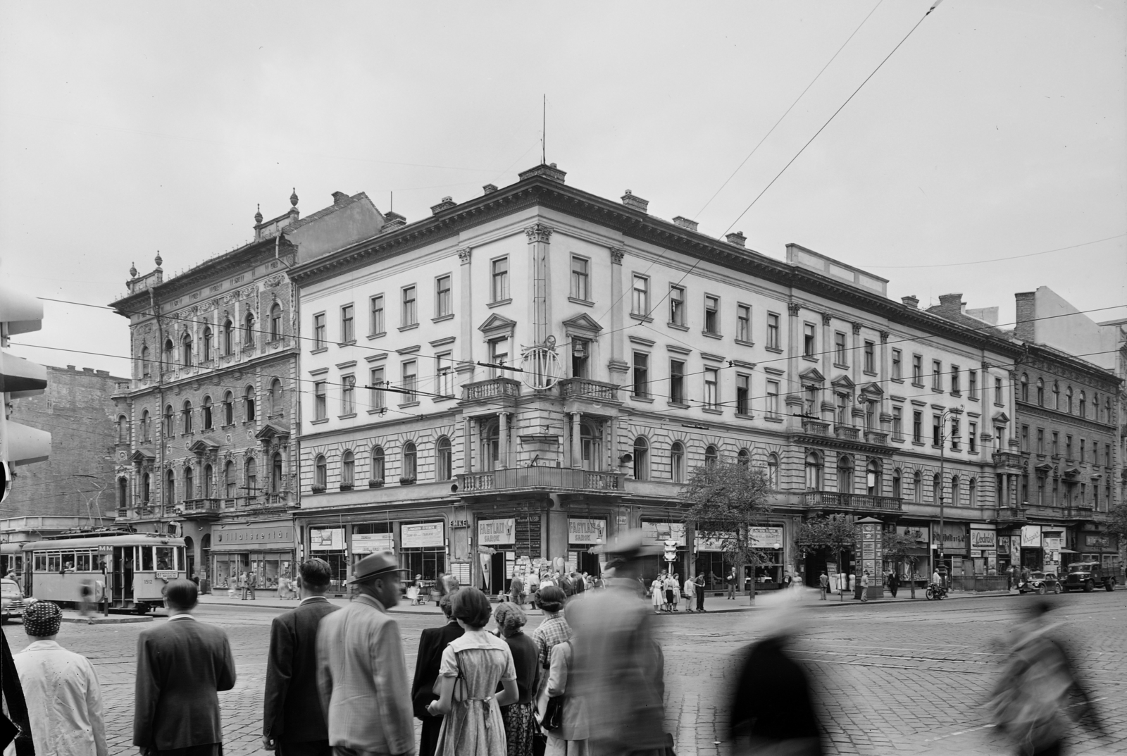 Hungary, Budapest VIII.,Budapest VII., Blaha Lujza tér a Rákóczi út - Nagykörút kereszteződésénél, a sarkon az EMKE ház., 1952, UVATERV, ad, hat, sign-board, commercial vehicle, street view, genre painting, tram, ad pillar, newsstand, speaker, perfume store, Budapest, Fortepan #3710