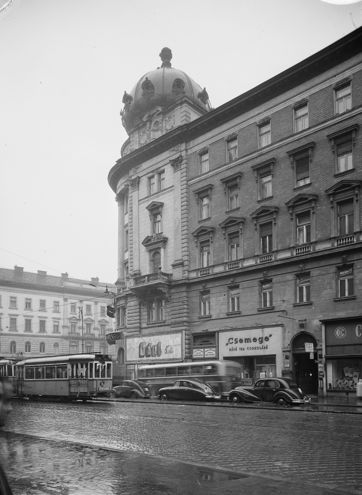 Magyarország, Budapest VIII.,Budapest VII., Rákóczi út - Nagykörút sarok., 1953, UVATERV, forgalom, autóbusz, cégtábla, csehszlovák gyártmány, Tatra-márka, német gyártmány, Steyr-márka, osztrák gyártmány, élelmiszerbolt, utcakép, villamos, MÁVAG-márka, EMW-márka, automobil, MÁVAG Tr5, Tatra 600 Tatraplan, EMW 340, Steyr 50/55 Baby, órás, tánctanár, Budapest, Fortepan #3711