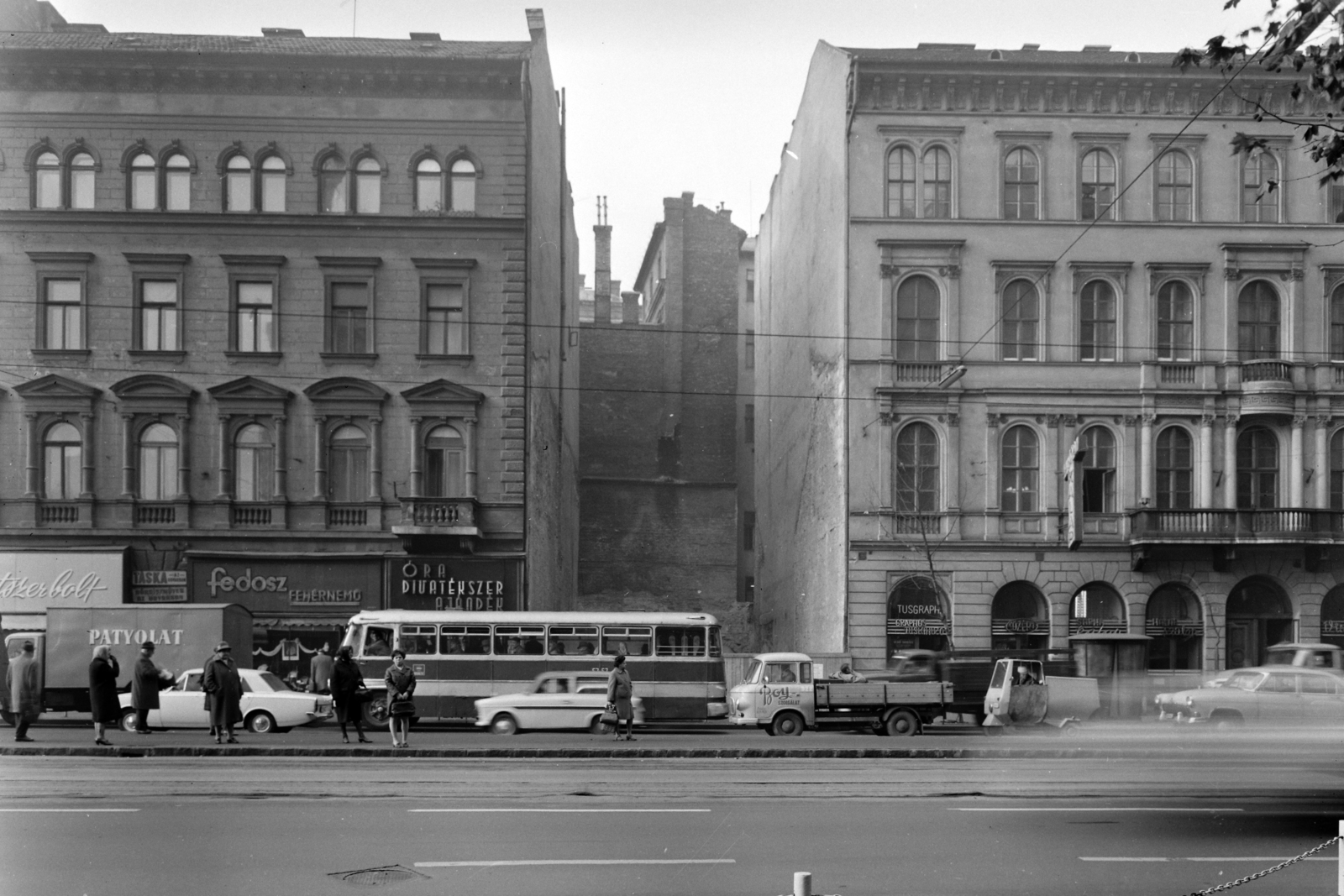 Magyarország, Budapest V., Károly (Tanács) körút 4., 6. (foghíj telek), 8., 1969, UVATERV, forgalom, autóbusz, cégtábla, Trabant-márka, teherautó, utcakép, életkép, Ikarus-márka, fehérnemű, Ikarus 620/630, villamosmegálló, automobil, Trabant 600, Patyolat Vállalat, órás, illatszerbolt, óra-ékszer, Budapest, Fortepan #3714