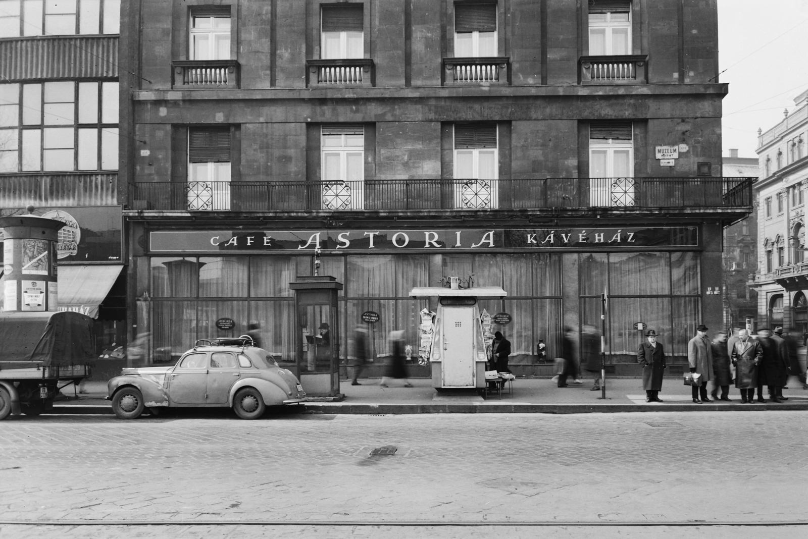 Hungary, Budapest V., Múzeum körút, Astoria szálló., 1962, UVATERV, street furniture, sign-board, hotel, phone booth, newsstand, coffee house, automobile, number plate, Budapest, Fortepan #3717