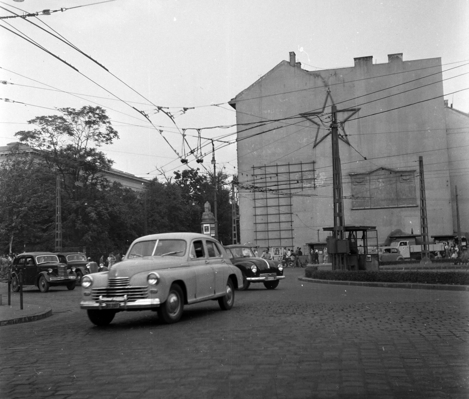 Hungary, Budapest V.,Budapest VIII., Kecskeméti utca - Kálvin tér sarok, szemben a Múzeum utca. A fák takarásában a Magyar Nemzeti Múzeum., 1954, UVATERV, transport, traffic, Soviet brand, GAZ-brand, street view, automobile, M20 Pobeda, Mercedes-Benz 170V, number plate, Budapest, Fortepan #3720